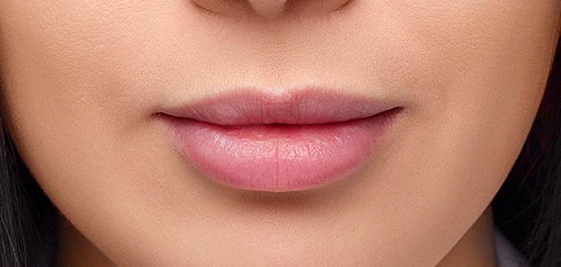 Applicare un po 'sul pennello o   cotton fioc   e maschera l'eccesso, rendendo il contorno delle labbra perfettamente liscio