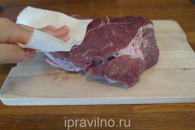 我们将牛肉放入烘烤盘中的套管中，烘烤套必须用特殊的金属丝（通常包含在烤袋中）密封。