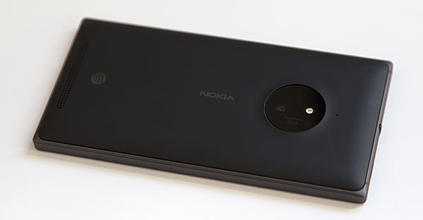 Нам нравятся прямые стороны, потому что они позволяют с уверенностью захватывать телефон, но некоторые могут предпочесть комфорт изогнутых поликарбонатов Nokia, таких как Lumia 1020 и   Lumia 1520   на AT & T